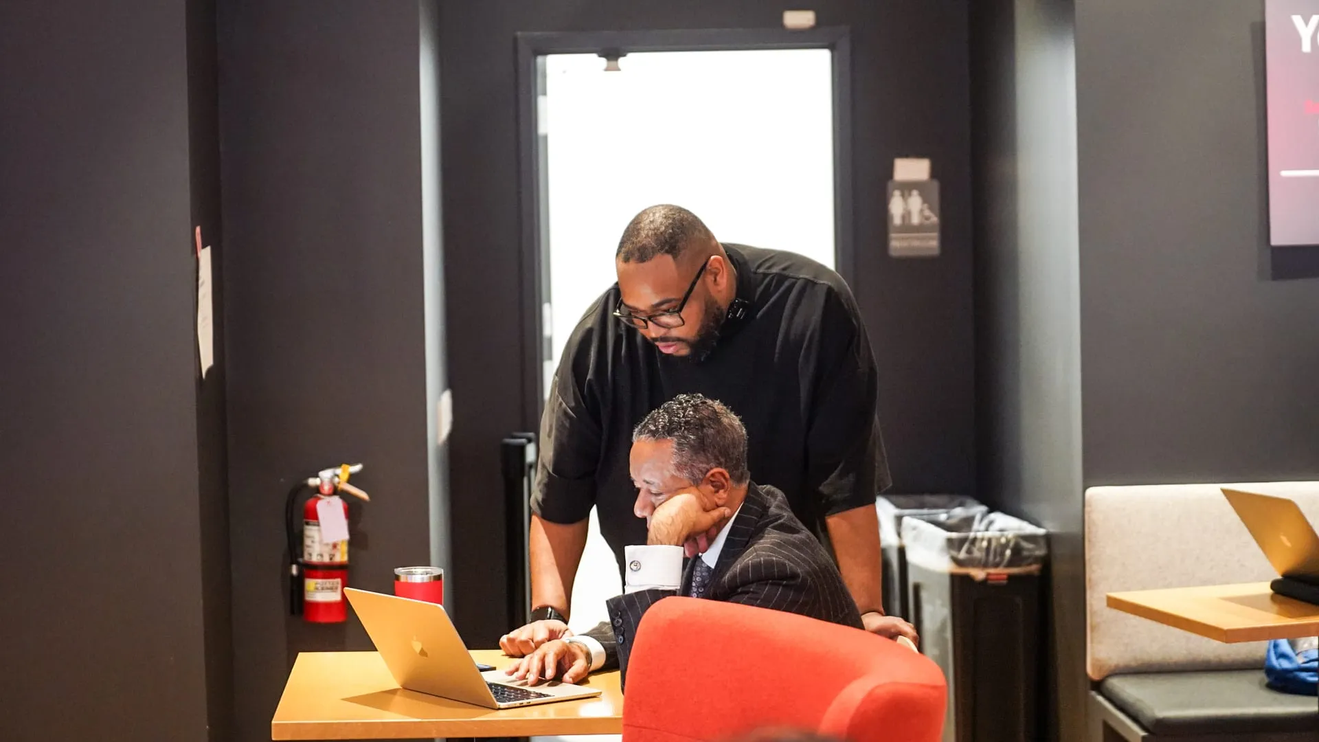 Marlon working one-on-one with a workshop participant at a laptop